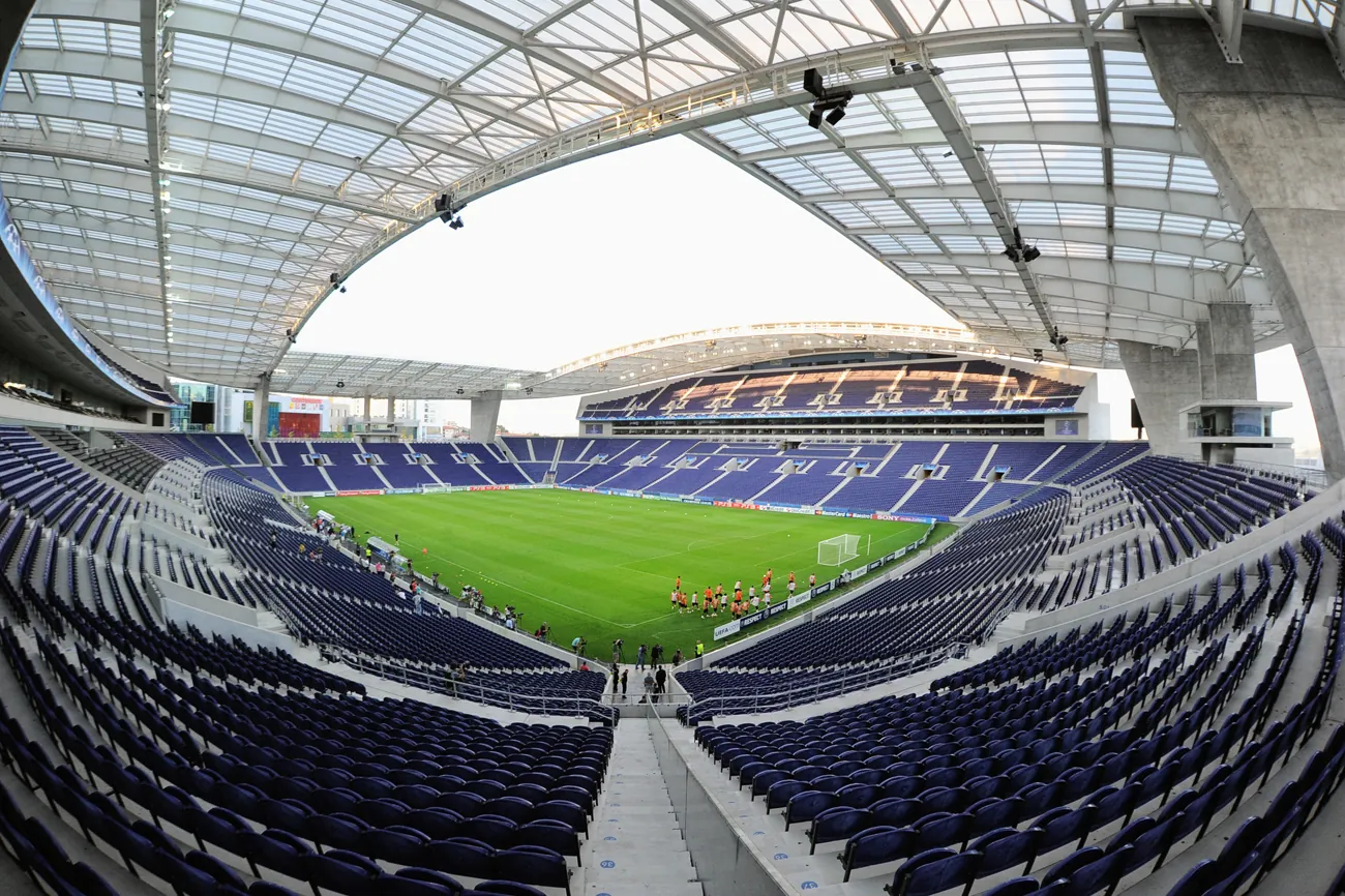 Estádio do Dragão, Porto, sob os holofotes